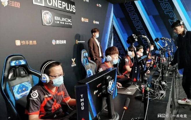 讨论在扑克 讨论在扑克